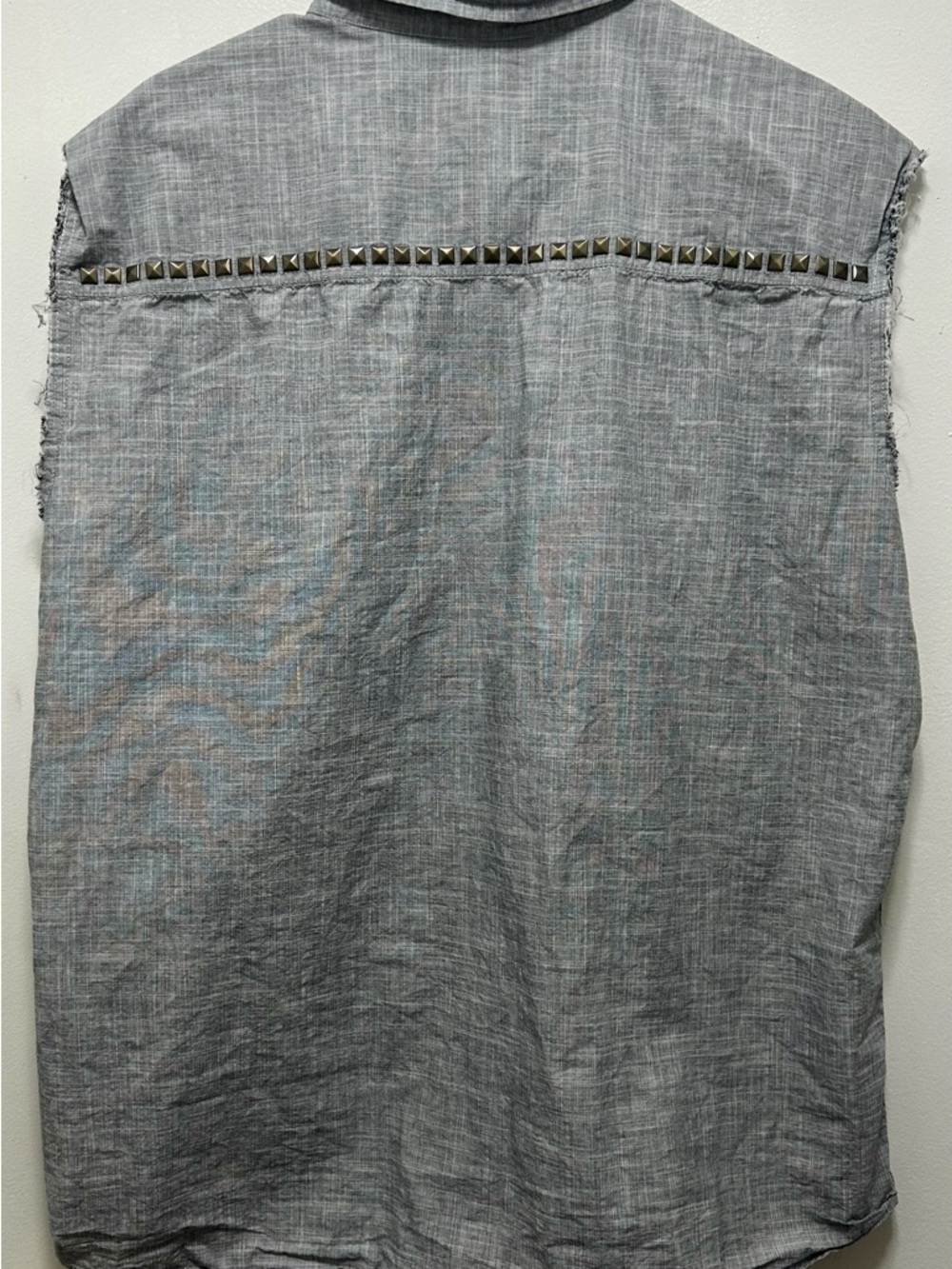 Ecko Unlimited Men's Sleeveless Button-Down Shirt in Gray with Stud Trim - Picture 2 of 3